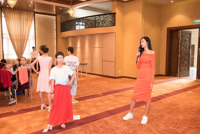 Hoàng Thùy nắm tay bệnh nhân ung thư sải bước trên sàn catwalk - Ảnh 6.