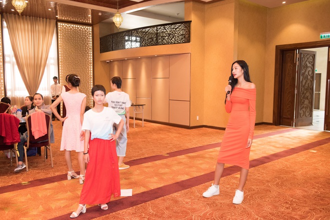 Hoàng Thùy nắm tay bệnh nhân ung thư sải bước trên sàn catwalk - Ảnh 6.