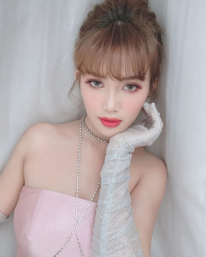 Makeup kiểu b&uacute;p b&ecirc;, Sĩ Thanh được khen giống cả Lisa (Black Pink) lẫn... BB Trần - Ảnh 1.