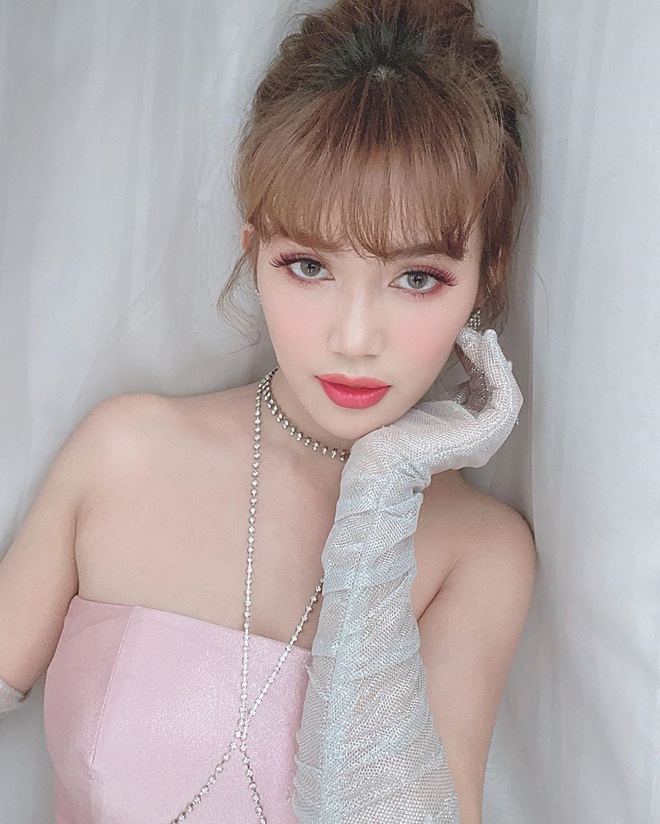 Makeup kiểu búp bê, Sĩ Thanh được khen giống cả Lisa (Black Pink) lẫn... BB Trần - Ảnh 1.