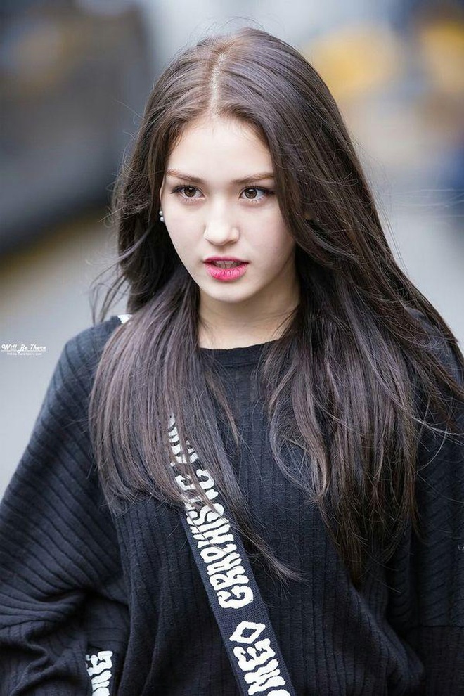 Tuổi trẻ tài cao như hội idol Kpop 2k1 chuẩn bị thi Đại học: Toàn tân binh khủng long, riêng Jeon Somi đã làm center quốc dân năm 15 tuổi - Ảnh 1.