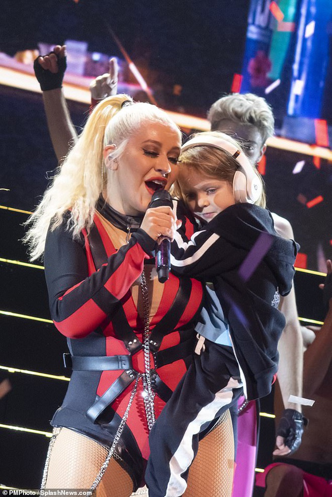 The first time her daughter went on stage, Christina Aguilera caused a storm because she showed off the doll-like beauty of the 5-year-old angel - Photo 3.