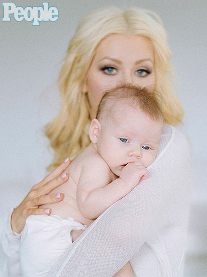 The first time her daughter went on stage, Christina Aguilera caused a storm because she showed off the doll-like beauty of the 5-year-old angel - Photo 4.
