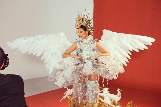 Lộ diện trọn bộ Quốc phục Cò của Hoàng Thùy tại Miss Universe 2019: Liệu có được vỗ cánh thật đẹp trên đất Mỹ? - Ảnh 1.