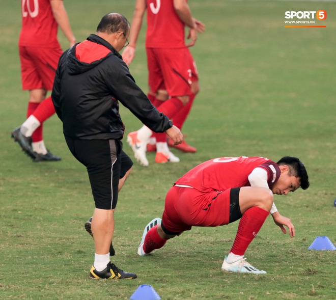 Văn Hậu bị sút bất ngờ vào mông, nguôi ngoai cơn nóng khi biết người gây ra là HLV trưởng - Ảnh 1.