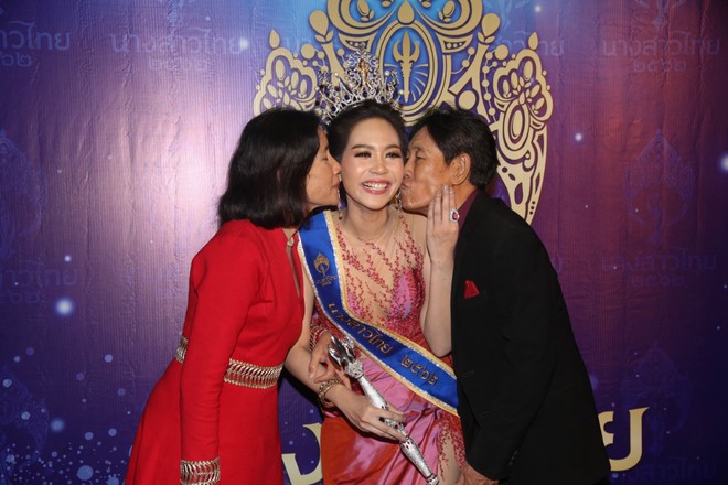 Chi&ecirc;m ngưỡng nhan sắc dược sĩ Th&aacute;i Lan đăng quang Hoa hậu Quốc tế 2019: Đẹp như minh tinh, thần th&aacute;i ng&uacute;t ng&agrave;n - Ảnh 4.