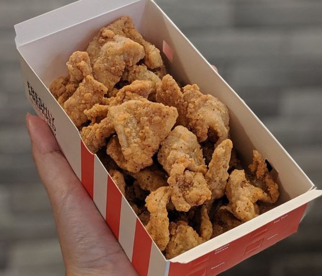 Món da gà tẩm bột chiên mở bán ở KFC Singapore khiến dân tình sôi sục, bao giờ mới đến Việt Nam đây? - Ảnh 1.