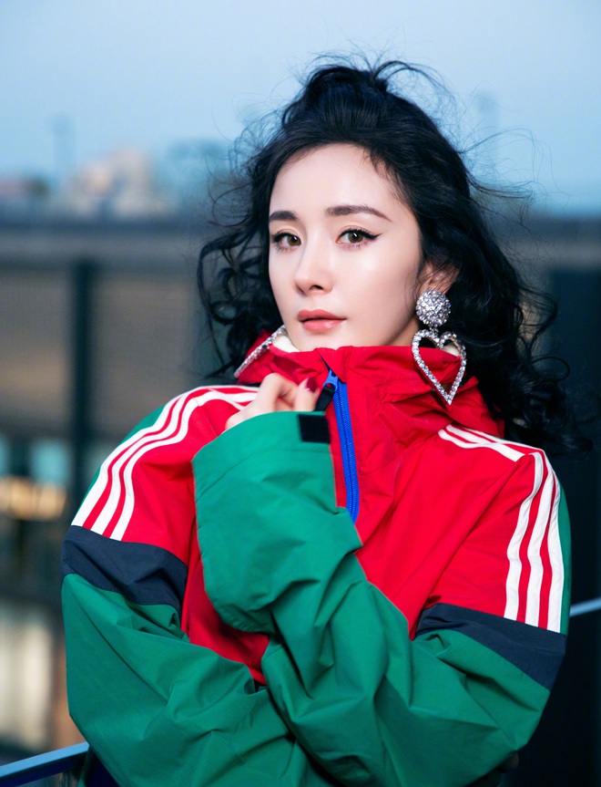 Giữa l&ugrave;m x&ugrave;m nghi vấn sống chung với t&igrave;nh trẻ, Dương Mịch lộ diện với nhan sắc đỉnh cao, b&igrave;nh tĩnh xử l&yacute; sự cố tại sự kiện - Ảnh 2.