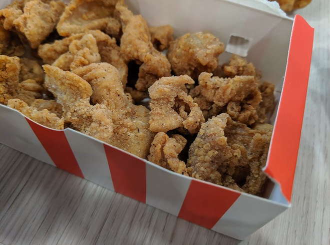 Món da gà tẩm bột chiên mở bán ở KFC Singapore khiến dân tình sôi sục, bao giờ mới đến Việt Nam đây? - Ảnh 4.