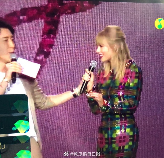 MC xứ Trung bị tố li&ecirc;n tục lợi dụng động chạm cơ thể Taylor Swift, phải đứng ra xin lỗi v&igrave; l&agrave;n s&oacute;ng phẫn nộ qu&aacute; lớn - Ảnh 3.