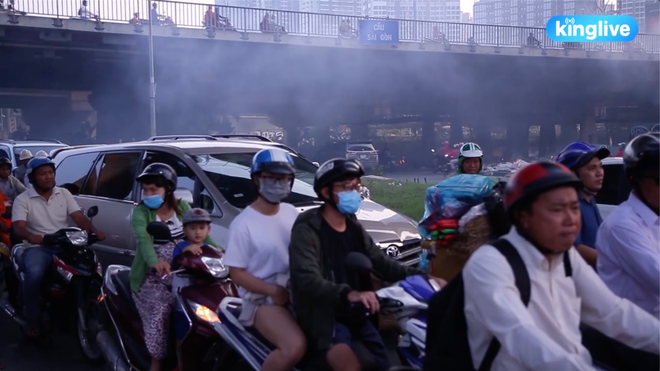 Clip: Đốt rác dưới chân cầu Sài Gòn, khói lửa mù mịt khiến người dân hoang mang - Ảnh 4.