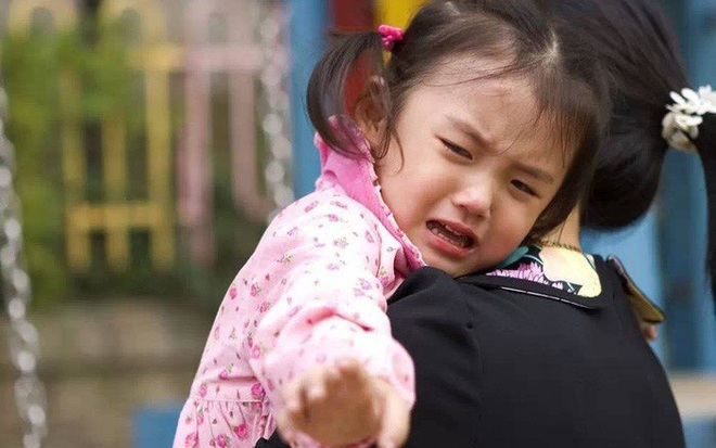 Con g&aacute;i bị c&ocirc; lập trong lớp mẫu gi&aacute;o, mẹ đổ lỗi cho gi&aacute;o vi&ecirc;n nhưng kết cục lại khiến mẹ kh&ocirc;ng n&oacute;i n&ecirc;n lời - Ảnh 2.