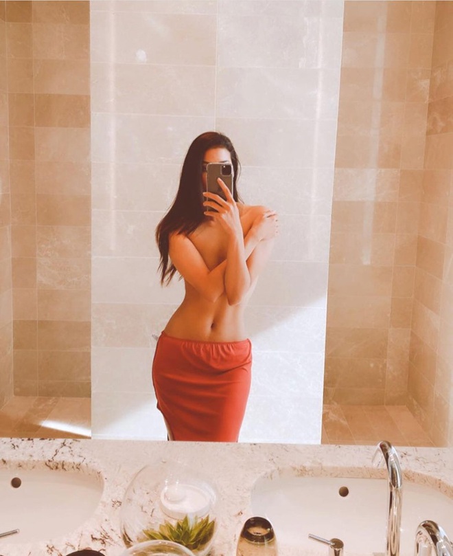 1 năm hậu tin đồn sang Mỹ sinh con, Phạm Hương khoe ảnh b&aacute;n nude ph&ocirc; diễn trọn đường cong n&oacute;ng bỏng - Ảnh 1.