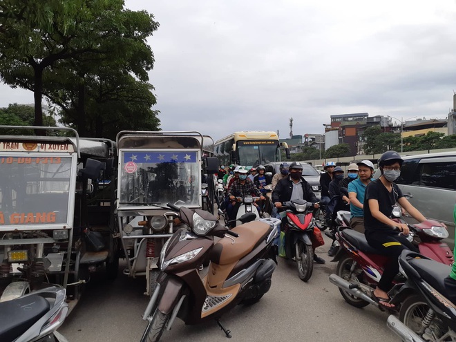 Thương binh nóng ruột, xô đổ hàng rào an ninh khi được thông báo đã hết suất mua vé trận Việt Nam vs UAE  - Ảnh 7.