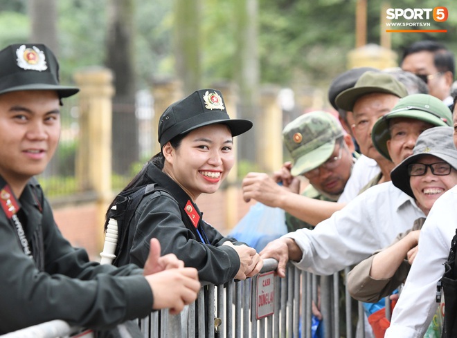 Thương binh nóng ruột, xô đổ hàng rào an ninh khi được thông báo đã hết suất mua vé trận Việt Nam vs UAE  - Ảnh 2.