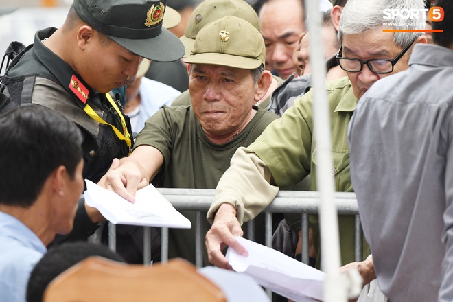 Thương binh nóng ruột, xô đổ hàng rào an ninh khi được thông báo đã hết suất mua vé trận Việt Nam vs UAE  - Ảnh 6.