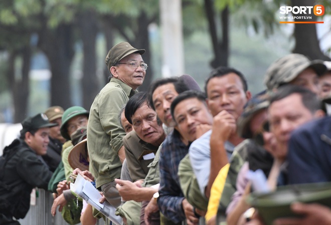 Thương binh nóng ruột, xô đổ hàng rào an ninh khi được thông báo đã hết suất mua vé trận Việt Nam vs UAE  - Ảnh 1.