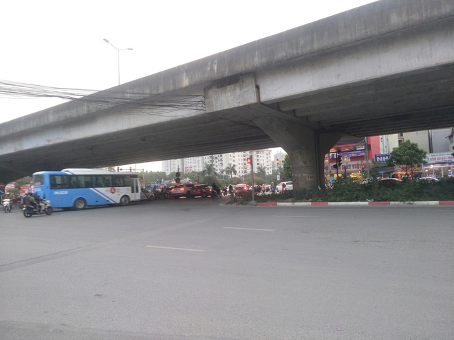 Hà Nội: Nhân chứng kể lại giây phút kinh hoàng khi nam thanh niên dùng dao truy sát 2 cô gái giữa đường - Ảnh 1.