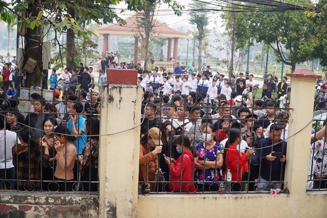 Hàng trăm người livestream bên ngoài tòa án nơi xét xử Khá Bảnh, trèo lên cả hàng rào để theo dõi - Ảnh 2.