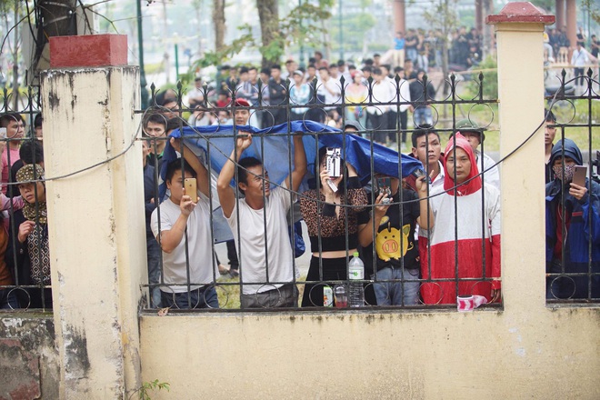 Hàng trăm người livestream bên ngoài tòa án nơi xét xử Khá Bảnh, trèo lên cả hàng rào để theo dõi - Ảnh 11.