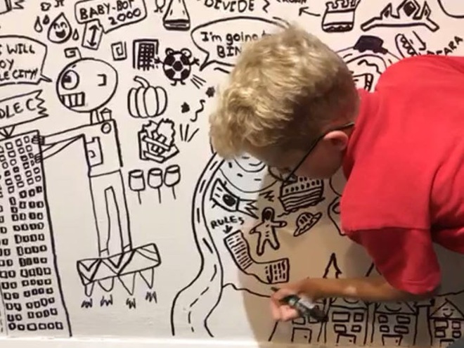 Cậu bé 10 tuổi chuyên vẽ bậy vào sách giáo khoa được nhà hàng có tiếng mời về trang trí cả một bức tường siêu to khổng lồ - Ảnh 2.