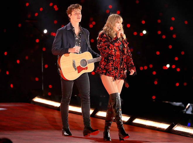 Đều có người thương hết cả rồi, ấy thế mà Taylor Swift và Shawn Mendes lại bất ngờ hát Lover cùng nhau ngọt ngào thế chứ lại! - Ảnh 1.