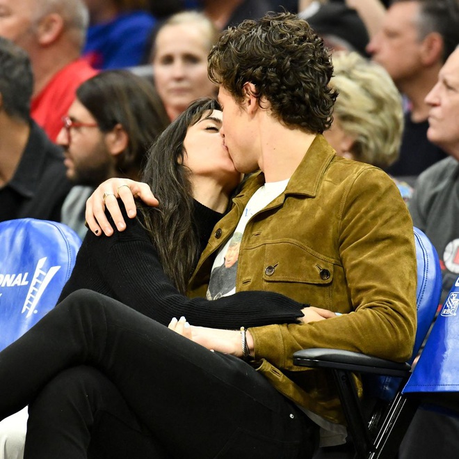 Bức hình gây bão mạng: Shawn Mendes - Camila hôn như vồ lấy nhau và đôi bạn già ngồi bên, nhìn mà tức á! - Ảnh 5.