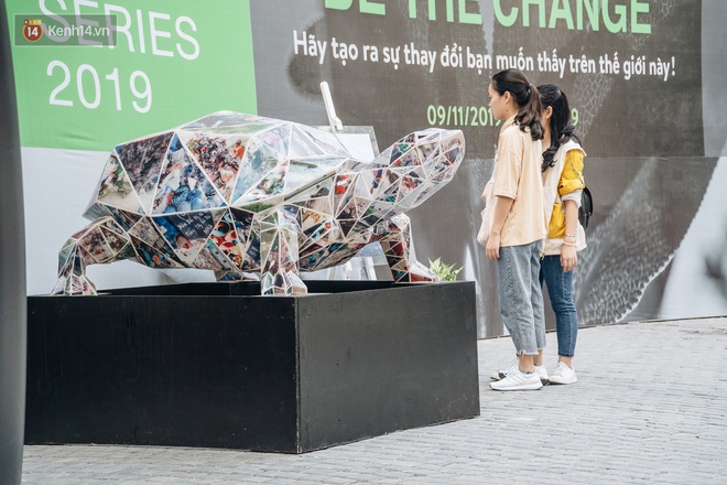 Khi rác thải nhựa biến thành những tác phẩm nghệ thuật ở Hà Nội: Chúng ta đang dần bị hóa nhựa như thế nào? - Ảnh 9.