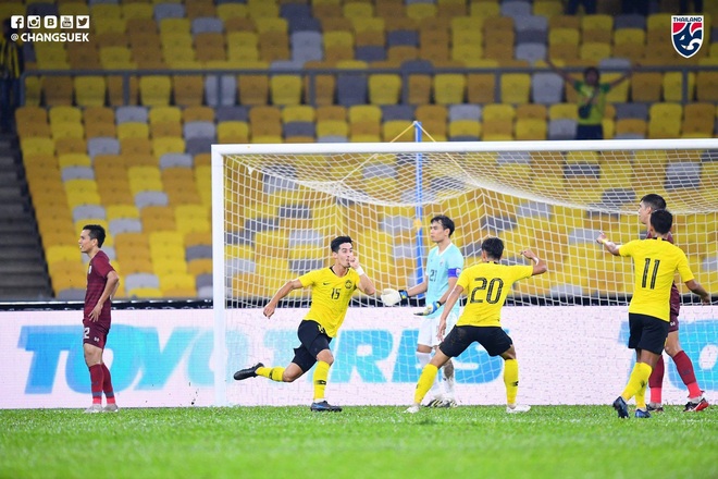 Malaysia ngược dòng thắng Thái Lan, giúp Việt Nam lên đầu bảng - Ảnh 2.