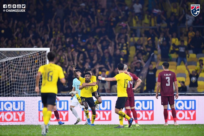 Malaysia ngược dòng thắng Thái Lan, giúp Việt Nam lên đầu bảng - Ảnh 3.