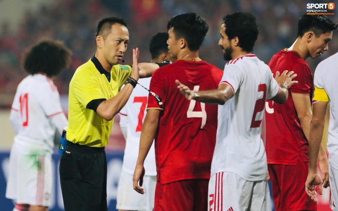 Info trọng tài cực đẹp trai đến từ Nhật Bản, người thẳng tay rút thẻ đỏ cho cầu thủ UAE sau pha phạm lỗi xấu xí - Ảnh 3.