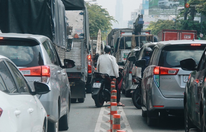 Chùm ảnh: Cửa ngõ sân bay Tân Sơn Nhất liên tục kẹt xe bất thường, ô tô dàn 2 hàng ép xe máy trên cầu vượt - Ảnh 5.