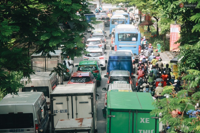 Chùm ảnh: Cửa ngõ sân bay Tân Sơn Nhất liên tục kẹt xe bất thường, ô tô dàn 2 hàng ép xe máy trên cầu vượt - Ảnh 12.