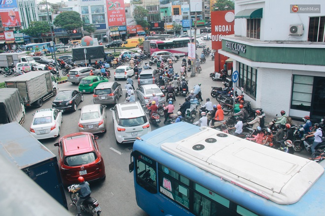 Chùm ảnh: Cửa ngõ sân bay Tân Sơn Nhất liên tục kẹt xe bất thường, ô tô dàn 2 hàng ép xe máy trên cầu vượt - Ảnh 10.