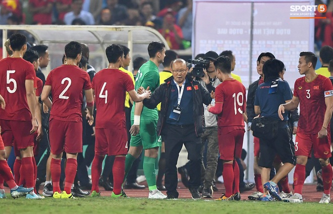 Khắp Đông Nam Á chúc mừng Việt Nam sau thắng lợi vẻ vang còn fan Thái Lan đổ lỗi cho mặt sân xấu nên mới để thua Malaysia - Ảnh 2.