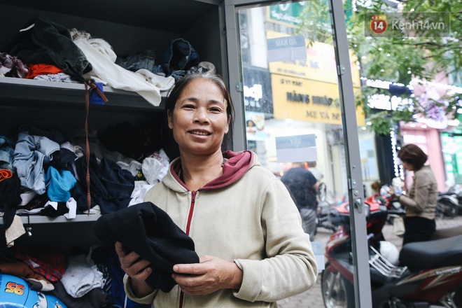 Những tủ quần áo thừa cho đi, thiếu nhận lại sưởi ấm người lao động nghèo Hà Nội trong mùa đông giá rét - Ảnh 13.
