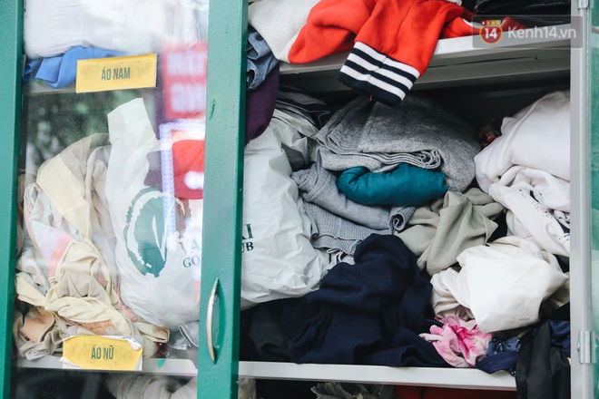 Những tủ quần áo thừa cho đi, thiếu nhận lại sưởi ấm người lao động nghèo Hà Nội trong mùa đông giá rét - Ảnh 4.