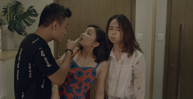 Mới ng&agrave;y n&agrave;o bị Th&aacute;i xua đuổi, nay Khu&ecirc; được 3 anh c&ugrave;ng thả th&iacute;nh trong Hoa Hồng Tr&ecirc;n Ngực Tr&aacute;i rồi n&egrave;! - Ảnh 5.