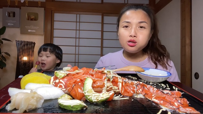 Không thua kém mẹ Quỳnh Trần, bé Sa cũng trổ tài làm đồ ăn và mukbang ngay trong clip của mẹ - Ảnh 2.