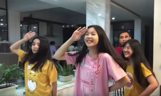 Lọ Lem - con gái MC Quyền Linh xinh muốn xỉu trong clip dạy nhảy cho ba, để lộ mình là fan K-pop chính hiệu! - Ảnh 2.