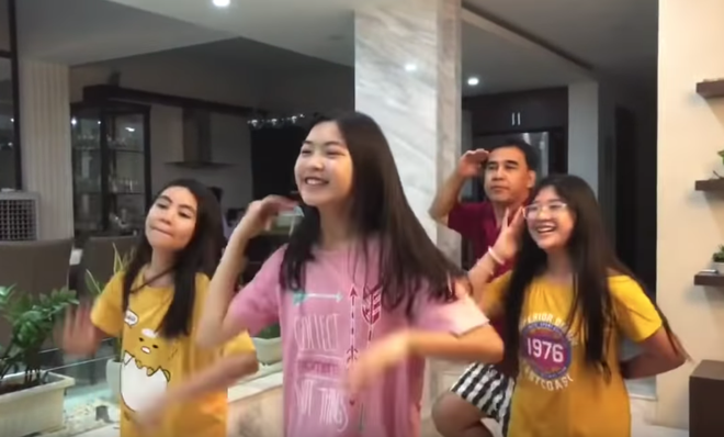 Lọ Lem - con gái MC Quyền Linh xinh muốn xỉu trong clip dạy nhảy cho ba, để lộ mình là fan K-pop chính hiệu! - Ảnh 3.