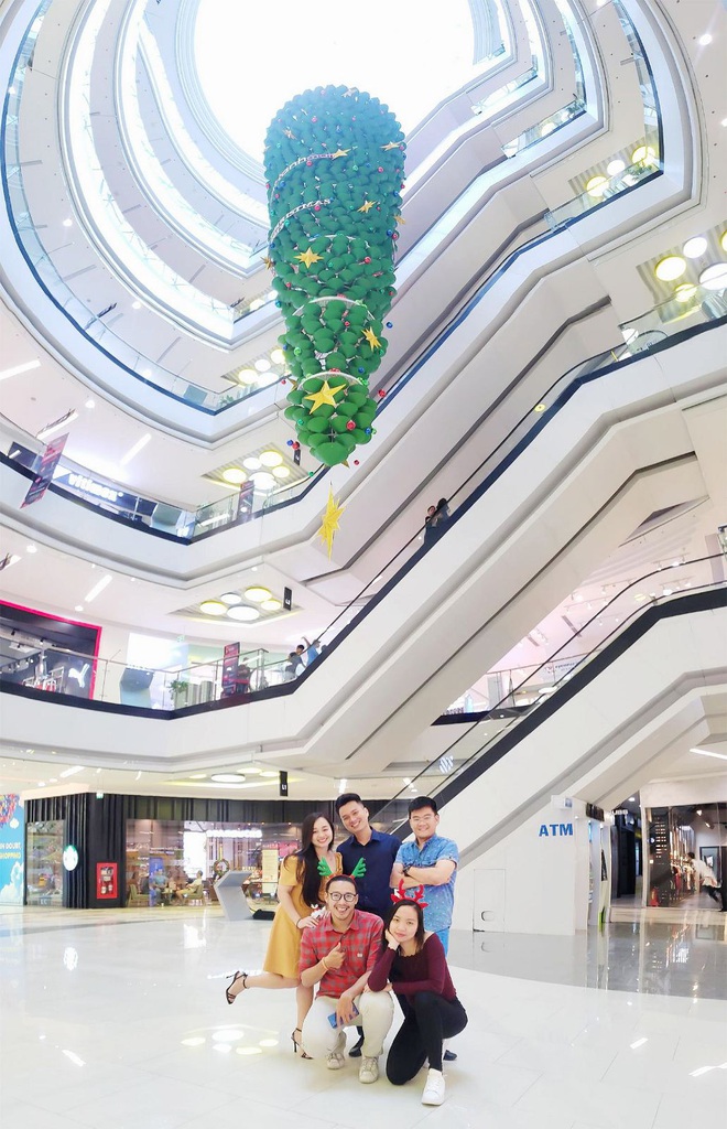 Cây thông nón lá úp ngược “siêu to khổng lồ” xuất hiện tại Vạn Hạnh Mall - Ảnh 1.
