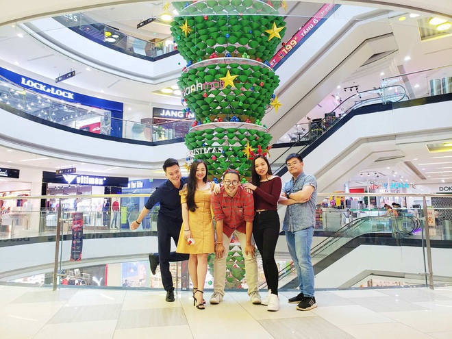 Cây thông nón lá úp ngược “siêu to khổng lồ” xuất hiện tại Vạn Hạnh Mall - Ảnh 2.