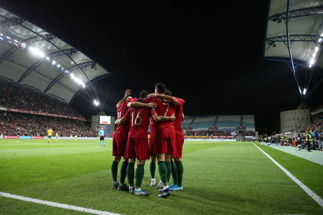 Ronaldo lập hat-trick, tuyển Bồ Đào Nha thắng set tennis trắng để tiến sát vé dự Euro 2020 - Ảnh 6.