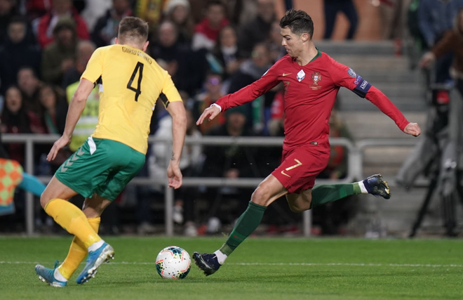 Ronaldo lập hat-trick, tuyển Bồ Đào Nha thắng set tennis trắng để tiến sát vé dự Euro 2020 - Ảnh 3.