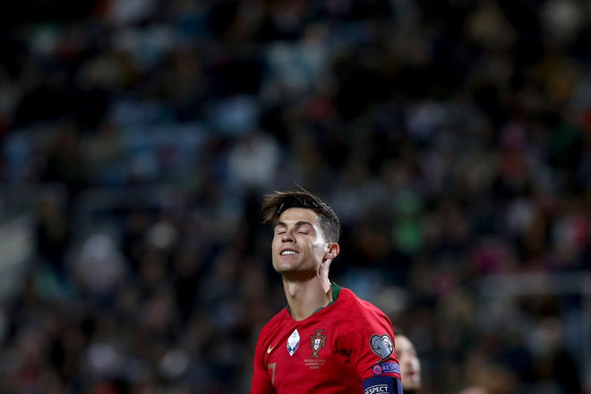Khai trương kiểu tóc mới, Ronaldo tự tin selfie cùng fan cuồng, khiến anh chàng này bật khóc nức nở trong lúc bị bảo vệ kéo ra khỏi sân - Ảnh 2.