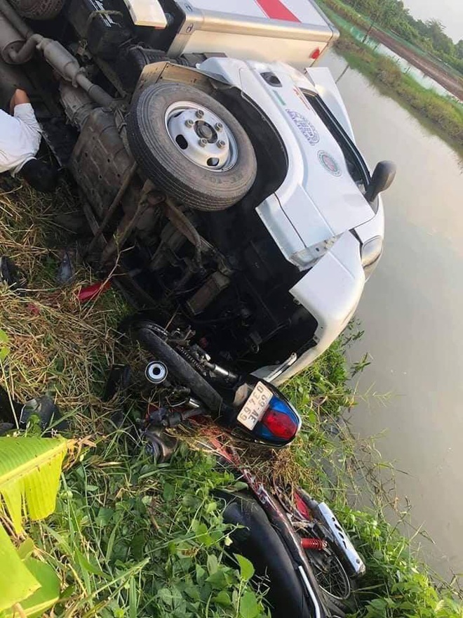 Cà Mau: Xe tải tông 4 người trong đó có 2 nam sinh văng xuống sông, người thân gào khóc nức nở tại hiện trường - Ảnh 1. Cà Mau: Xe tải tông 4 người trong đó có 2 nam sinh văng xuống sông, người thân gào khóc nức nở tại hiện trường - Ảnh 1.