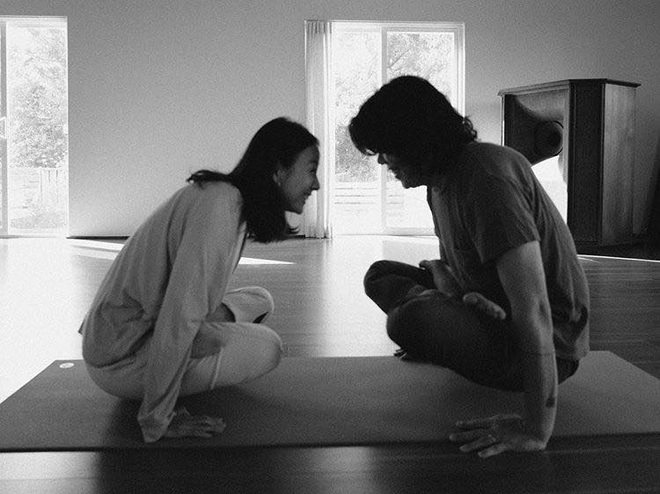 Bộ ảnh tập yoga gây bão MXH của vợ chồng Lee Hyori: Nhìn qua tựa ngôn tình, gần vào mới thấy ông xã cam chịu ra sao! - Ảnh 6.