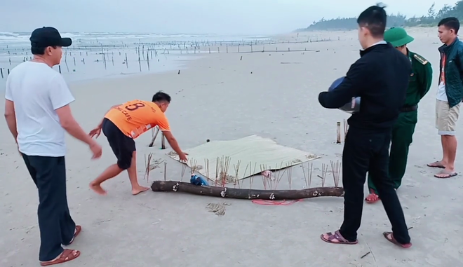 Phát hiện thi thể không đầu, chết bất thường ở bờ biển Quảng Nam - Ảnh 1.