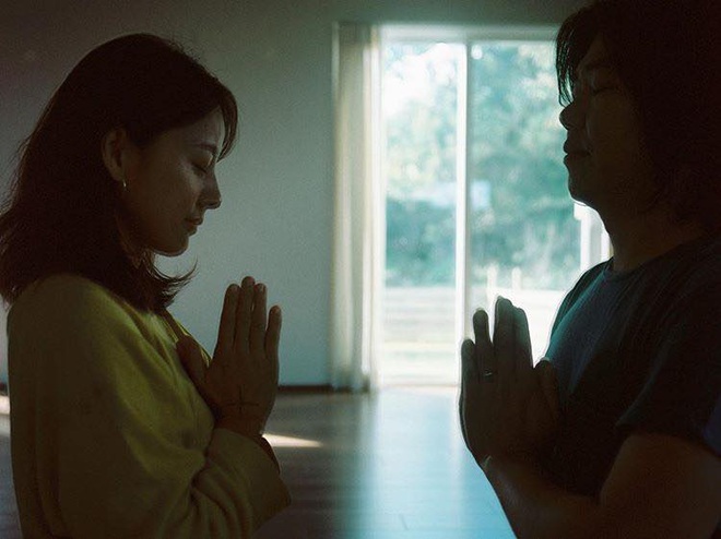 Bộ ảnh tập yoga gây bão MXH của vợ chồng Lee Hyori: Nhìn qua tựa ngôn tình, gần vào mới thấy ông xã cam chịu ra sao! - Ảnh 1.